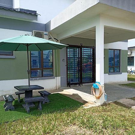 Aisya Homestay Bajet Karak Setia Exterior photo